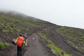 六合目までの登山道