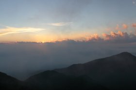 水墨画のような風景と夕陽