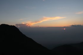 雲の切れ間の夕陽