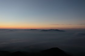 雲海に浮かぶ金峰山と瑞牆山