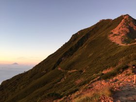 朝日に赤く染まる赤岳