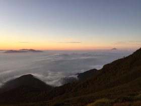 雲海に浮かぶ金峰山、富士山