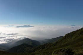 輝く雲海に浮かぶ金峰山、瑞牆山と富士山