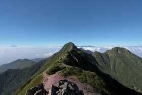 赤岳へ続く稜線