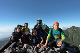 赤岳と富士山をバックに