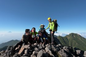 赤岳と富士山をバックに