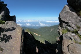 岩の間を抜けて