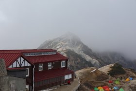 燕山荘と燕岳