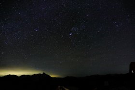 槍ヶ岳の上を駆けるオリオンとシリウス