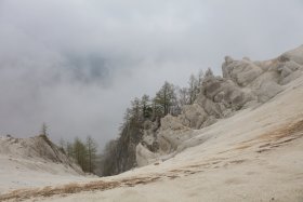 砂礫と花崗岩の山頂