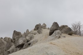 砂礫と花崗岩の山頂