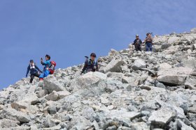 真砂岳からの急斜面