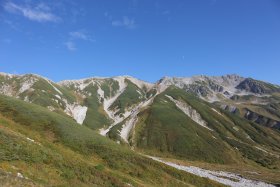 青空と月と立山