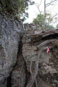 山頂近くは鎖とロープ