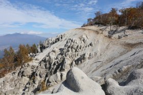 山頂の白い砂