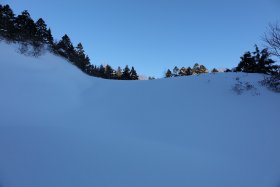 青空とまっさらな雪