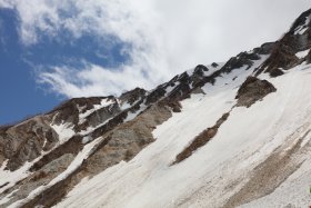 白い雲、白い山肌、白い雪