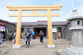 富士山頂奥宮