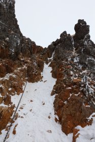 雪が積もる登山道