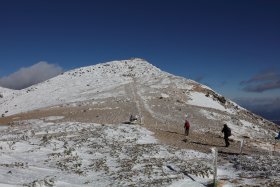 根石岳へ