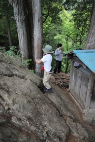 大きな岩の上の祠へ