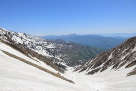 大雪渓と山々