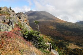 岩と紅葉と浅間山