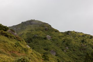 岩だらけの山々