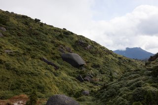 岩だらけの山々