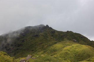 岩だらけの山々