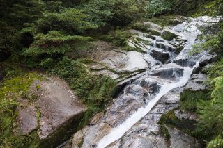 岩の上を流れる河