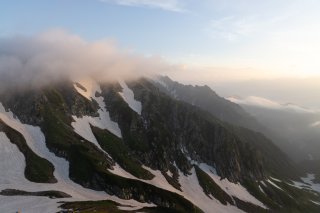 朝日に照らされる真砂沢と別山