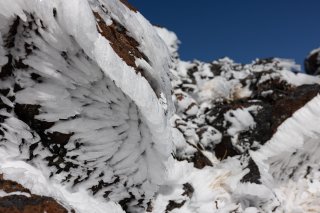 岩に張り付いた雪