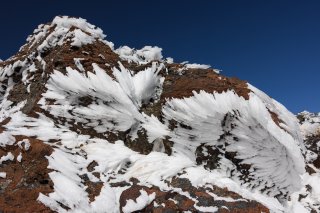 岩に張り付いた雪