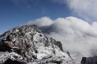 雲に覆われる浅間山