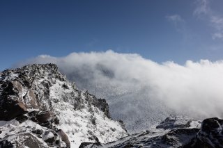 雲に覆われる浅間山