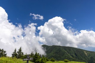 四阿山と雲