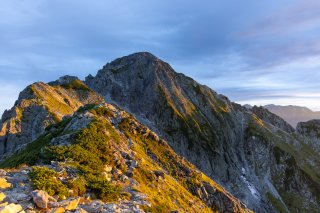 太陽に照らされる登山道