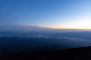 夕焼けと街の灯り