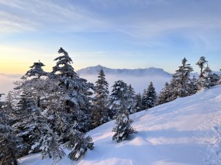 夕暮れの笠ヶ岳と抜戸岳