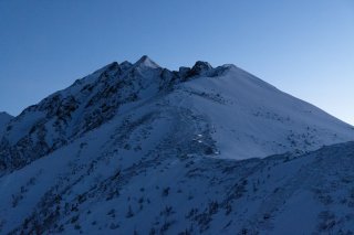 ヘッドランプを点けて登る登山者達