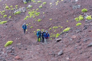 赤茶けた土の登山道