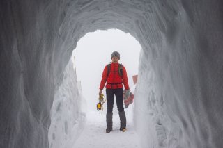 入り口は雪のトンネル