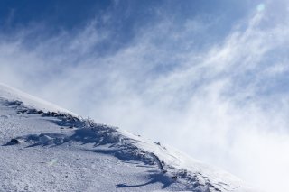 風に舞う雪