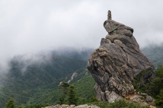 金峰山小屋の岩