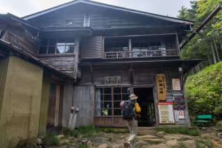 七合目行場山荘