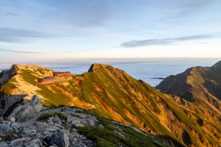 赤く染まる頂上山荘